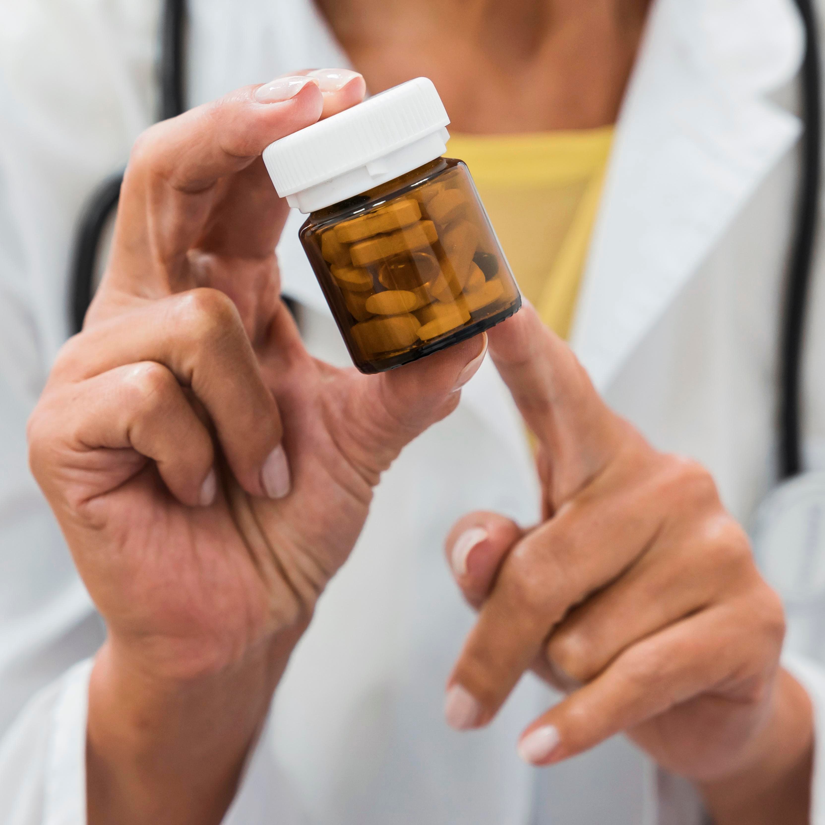 Farmacêutica da Sausten apresentando uma fórmula manipulada